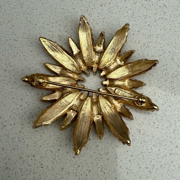 Vintage Gold Tone Starburst Flower Brooch Avon MCM Mid-Century Modern - Picture 3 of 6